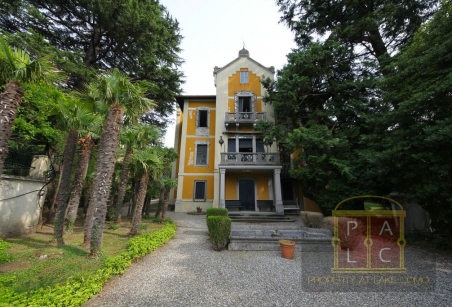 Villa Liberty in Varenna waterfront